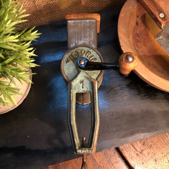 Victoria VTG Antique Hand Crank Grater Farmhouse Kitchen Home Decor Tool - Picture 10 of 16